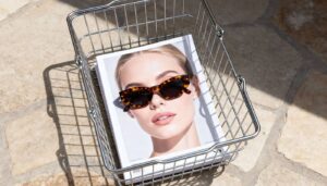 Leopard mintás napszemüveget viselő modell divatmagazin címlapon, amely az állati motívumok vizuális erejét mutatja a márkaépítésben