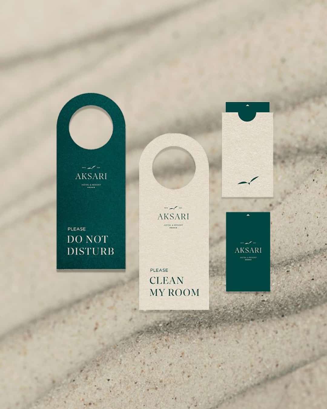 Aksari Hotel ajtóakasztó és kártya design prémium hotel arculathoz