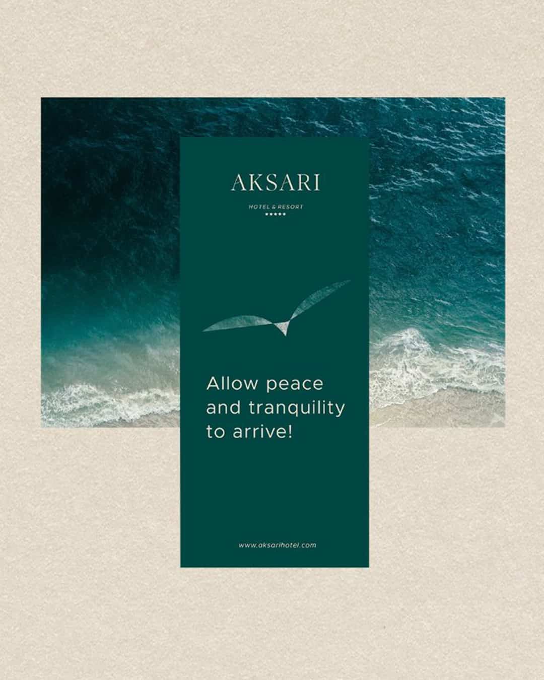 Aksari Hotel luxus resort vizuális arculat tengerparti háttérrel