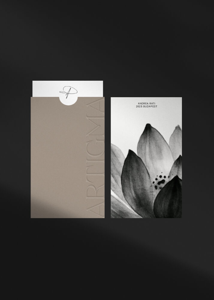 Artigma arculati kártya és boríték fekete háttéren, letisztult márkakoncepció vizuális megjelenítése