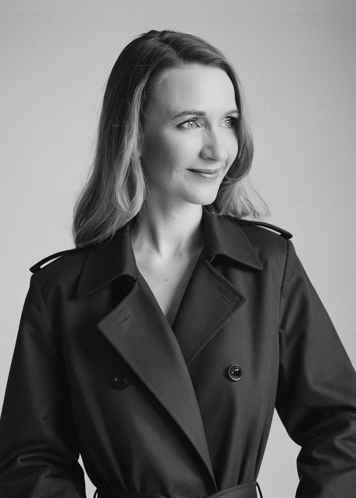 Ráti Andrea, az Artigma alapítója fekete-fehér portrén, személyes márkatörténet és újrakezdés kontextusában