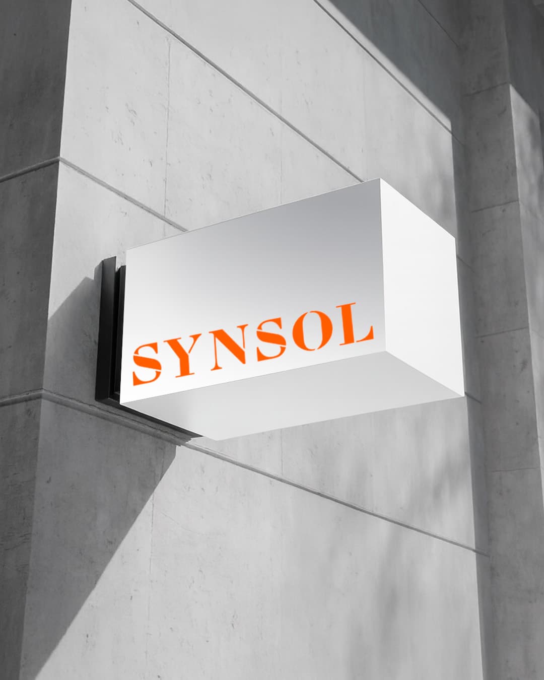 SYNSOL mérnöki és építőipari vállalat kültéri cégtáblája modern ipari környezetben