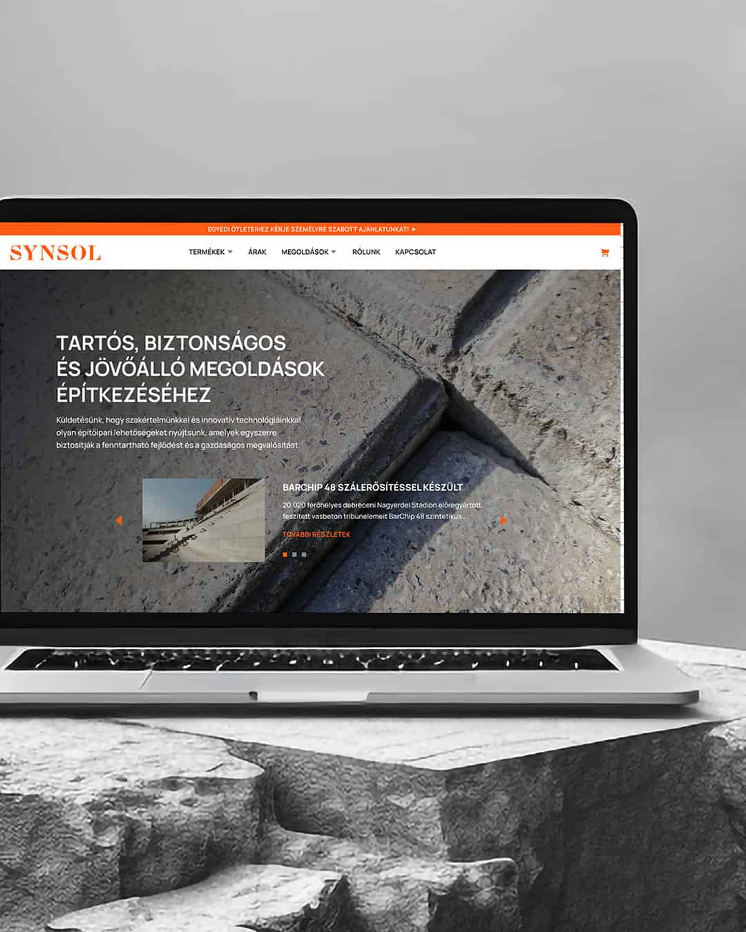 SYNSOL építőipari vállalat webdesign szálerősítéses beton technológiával laptop kijelzőn
