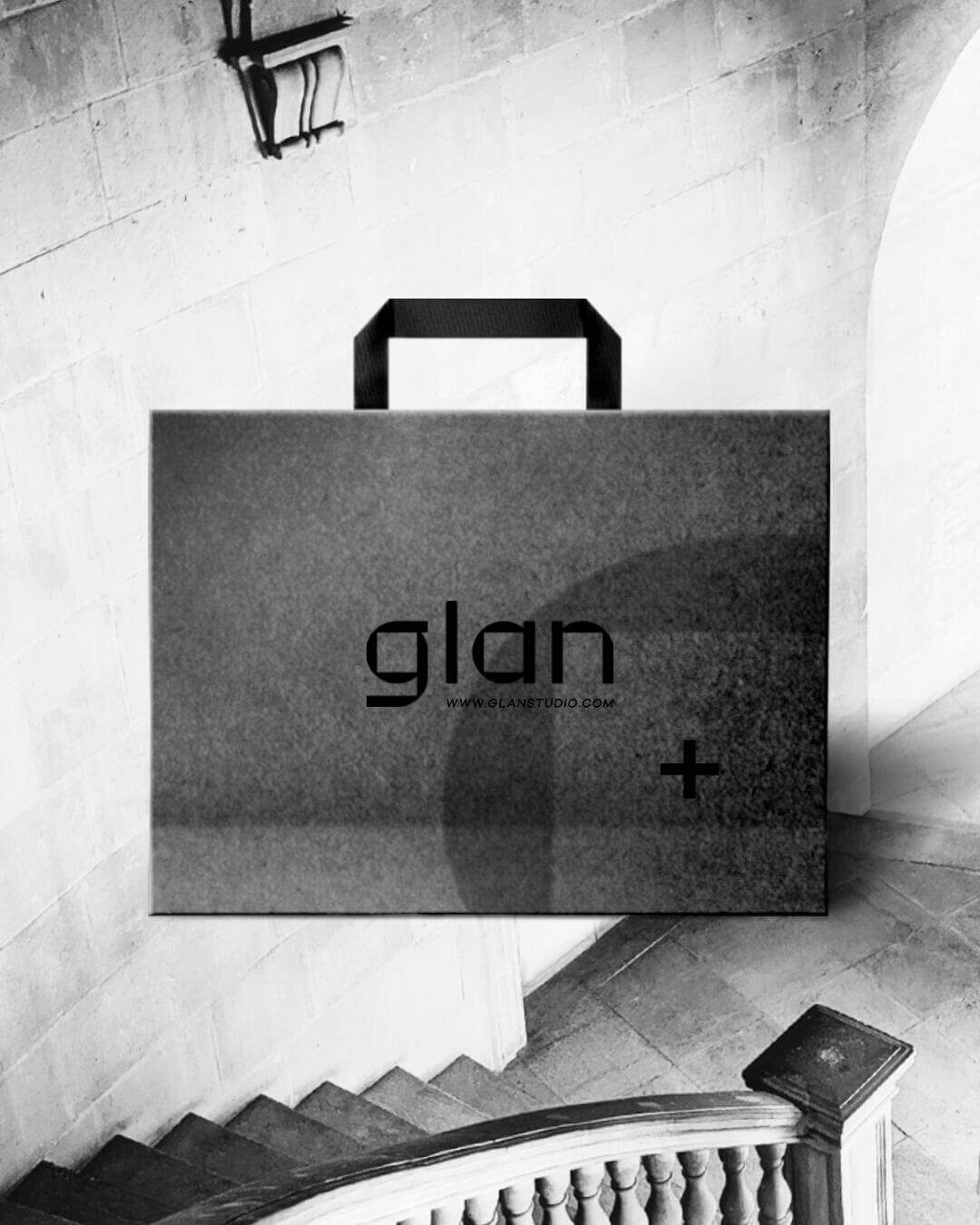 Minimalista bevásárlótáska glan logóval lépcsőház környezetben fotósnak