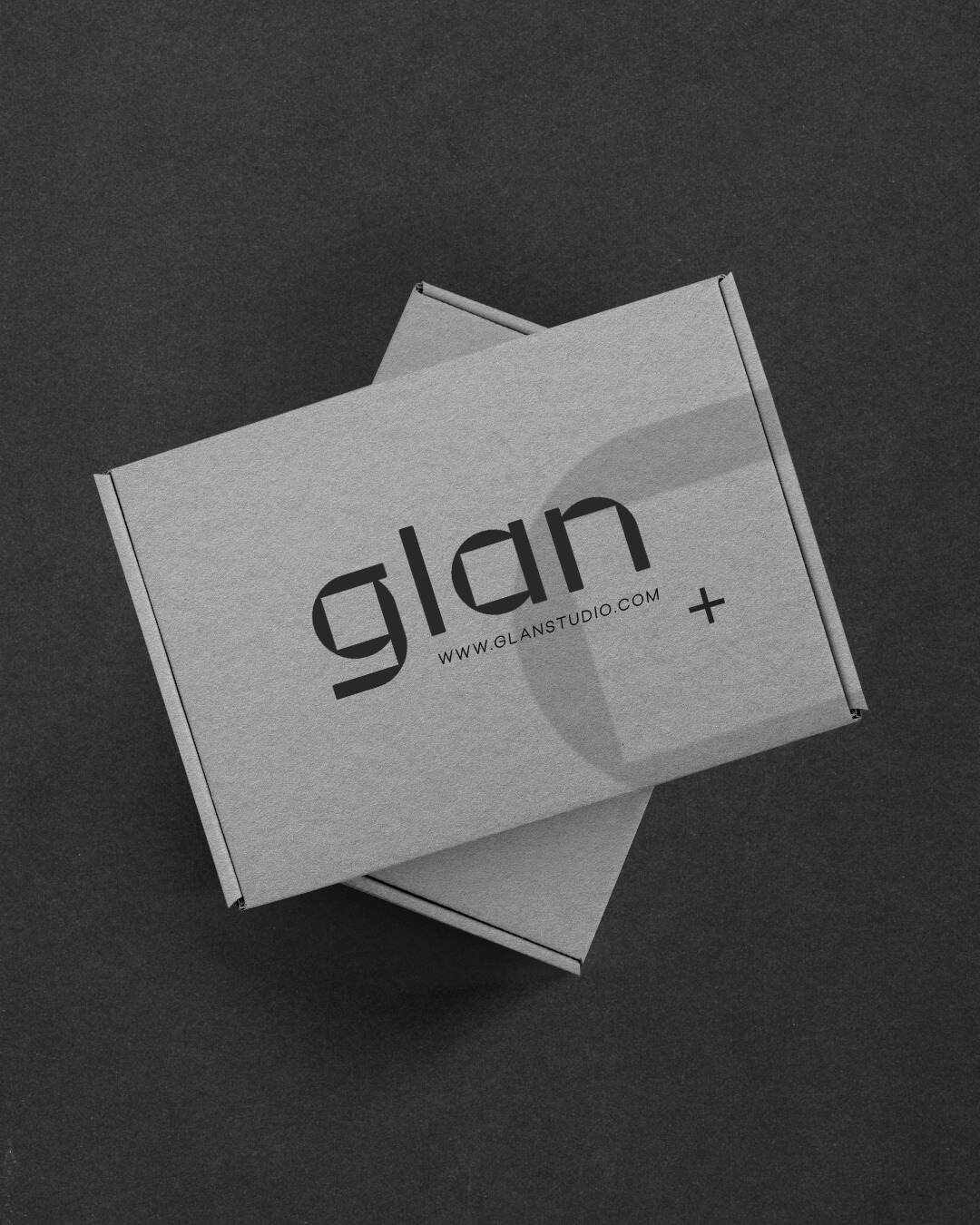 Glan fotós, minimalista csomagolás fekete háttéren prémium megjelenéssel