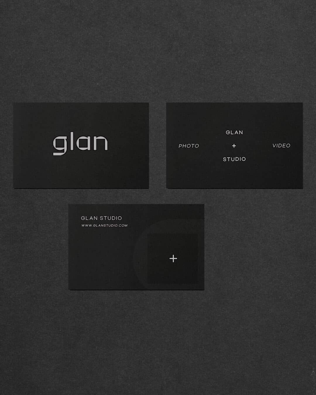 Minimalista fekete névjegykártyák glan logóval fotósnak