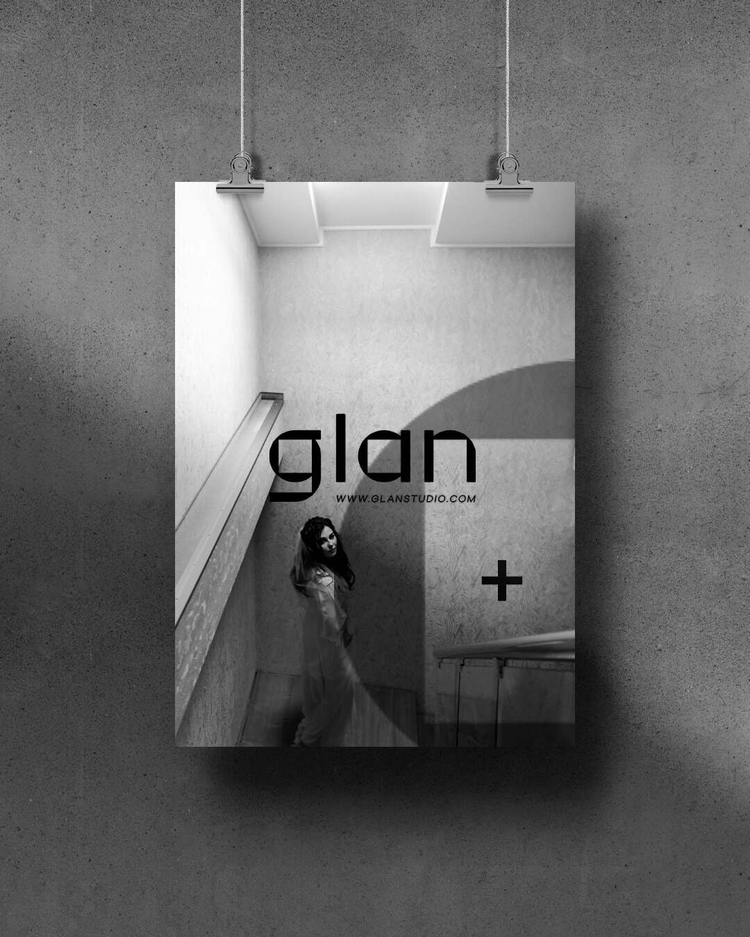 Fekete fehér plakát a glan logóval minimalista környezetben fotósnak