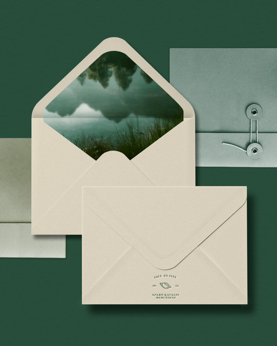 Jógaoktató és coaching arculattervezés, letisztult nyomtatott arculati elemek zöld háttéren