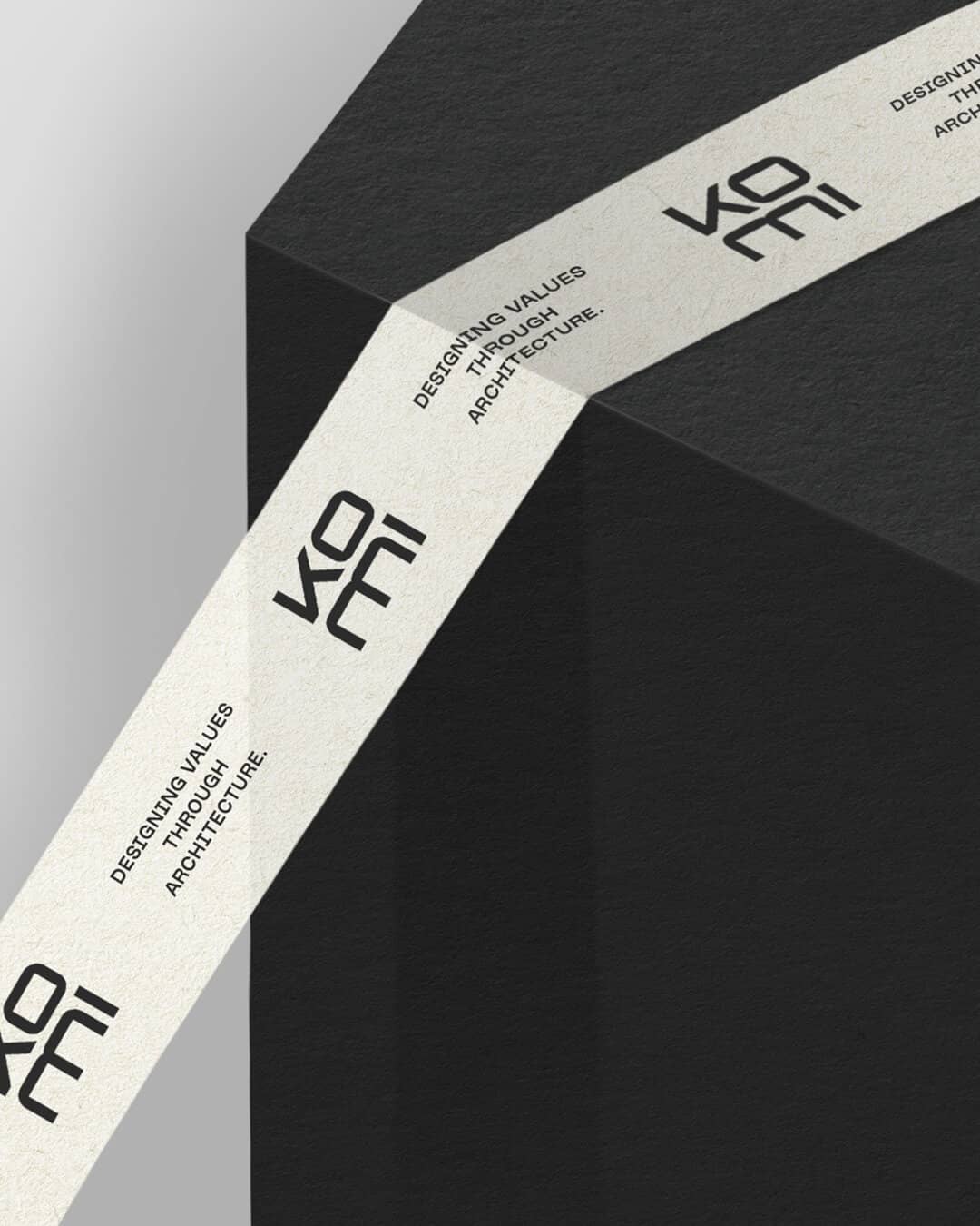 KOMI logóval ellátott csomagolás márkázott szalaggal mérnöknek