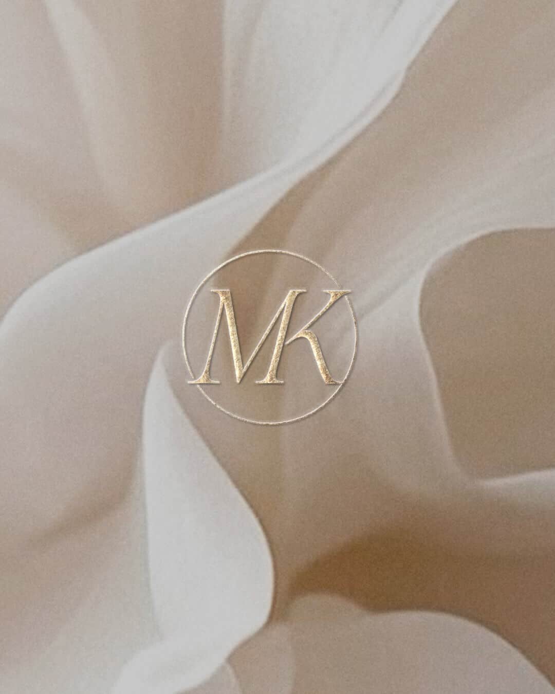 Kutasi Marainn sminkes számára tervezett MK monogramos logó, prémium márkatervezés