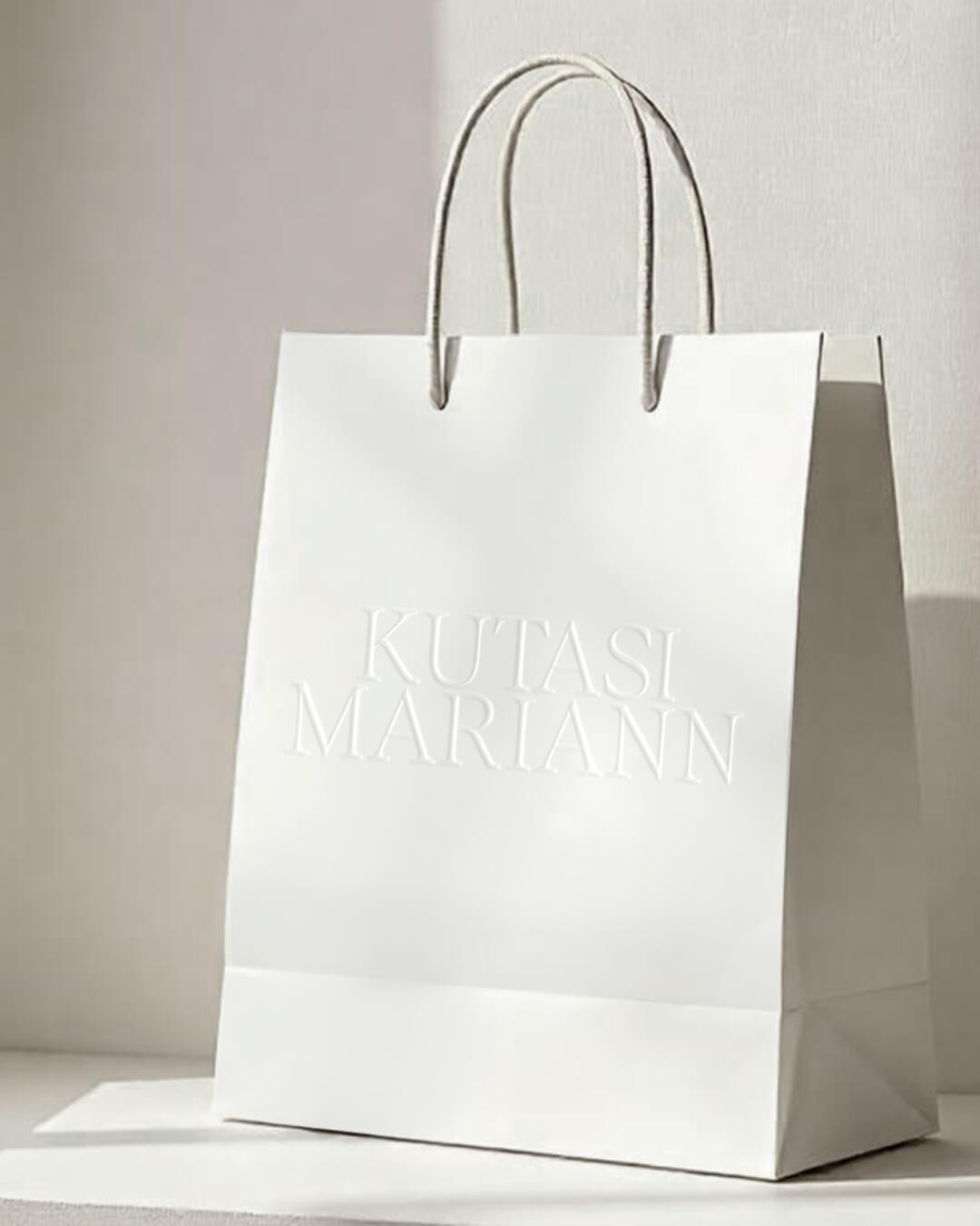 Kutasi Mariann makeup artist nyomtatott megjelenés, arculati papírtáska dombornyomott logóval