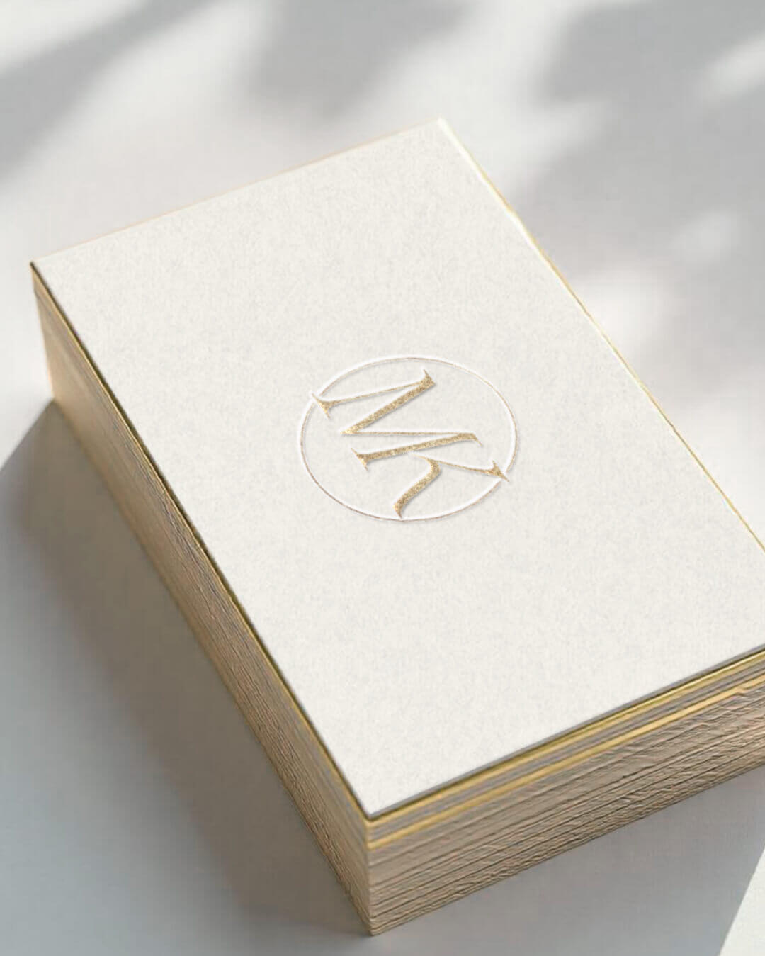 Kutasi Mariann sminkes logótervezés, MK monogramos prémium logó dombornyomással