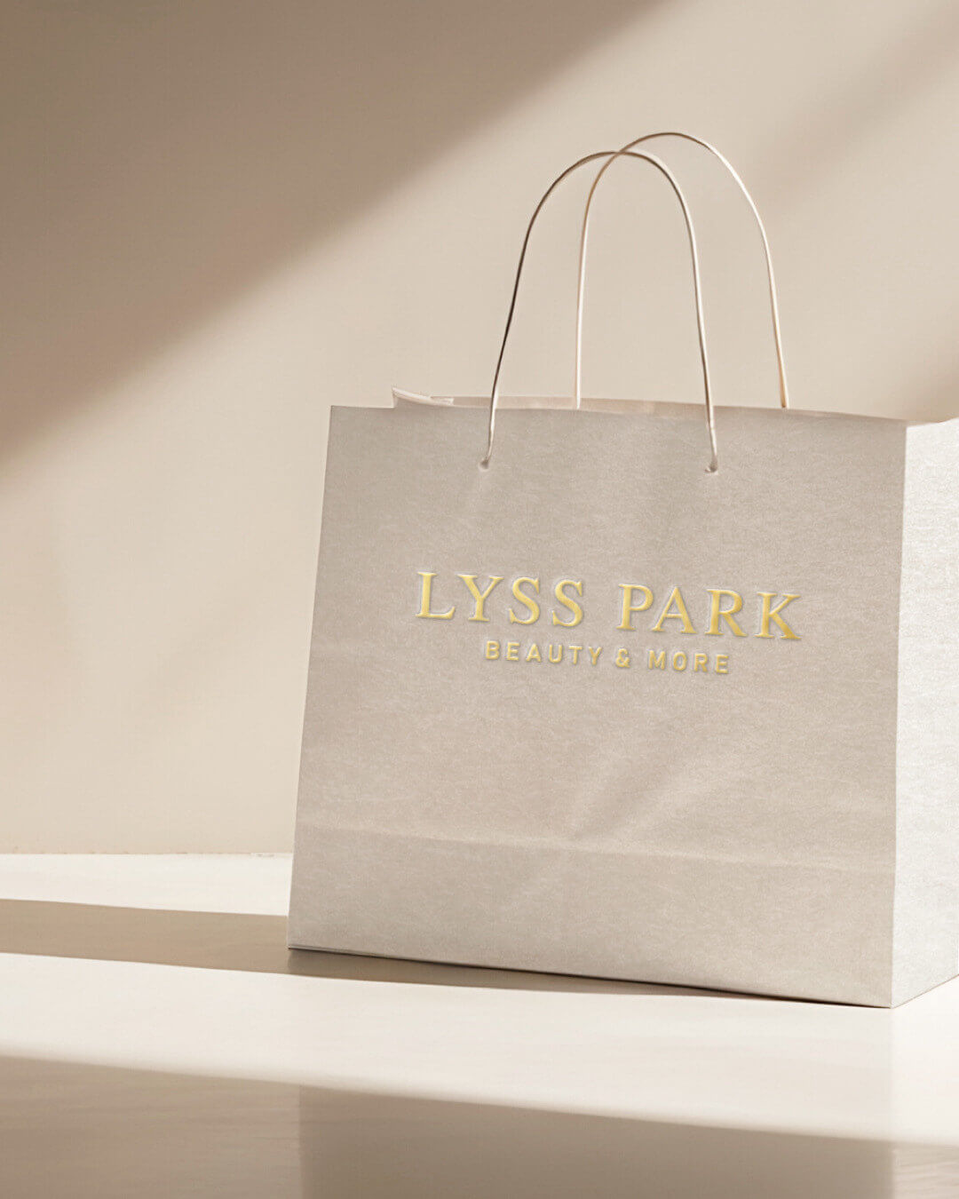 Lyss Park logóval ellátott elegáns papírtáska szépségszalon számára