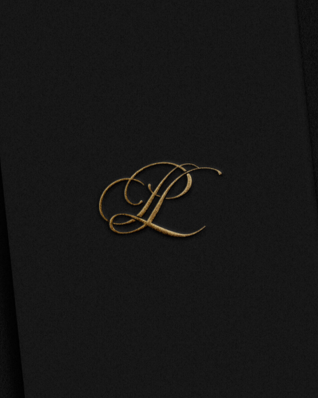 Lyss Park arany monogramos logó fekete háttéren szépségipari márka számára