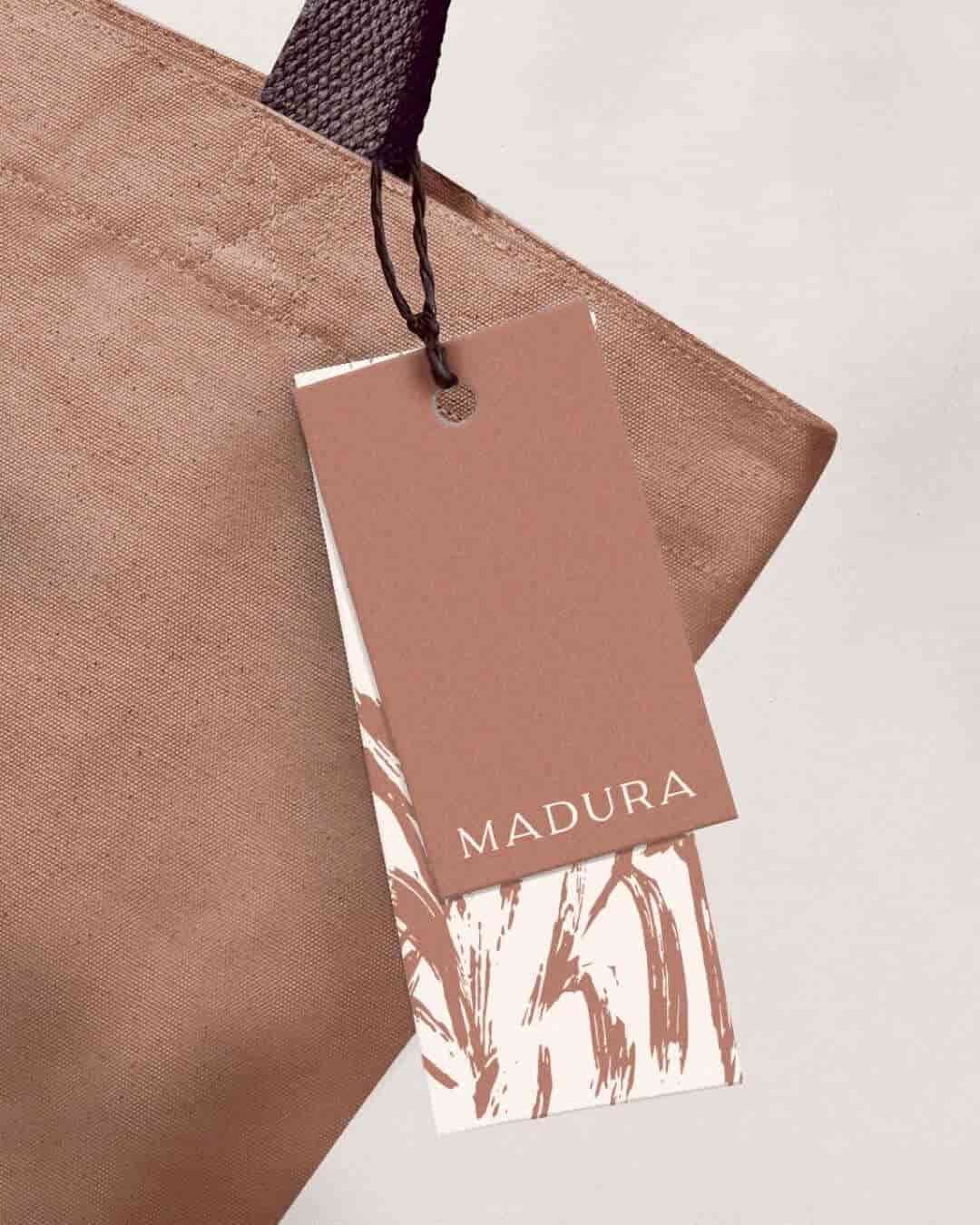 A Madura Ceramics márka címketervezési részlete természetes textúrákkal és földszín palettával. A minimalista tipográfia és a kézzel rajzolt mintázat elegáns, kézműves hangulatot közvetít, amely erősíti a prémium pozicionálást.