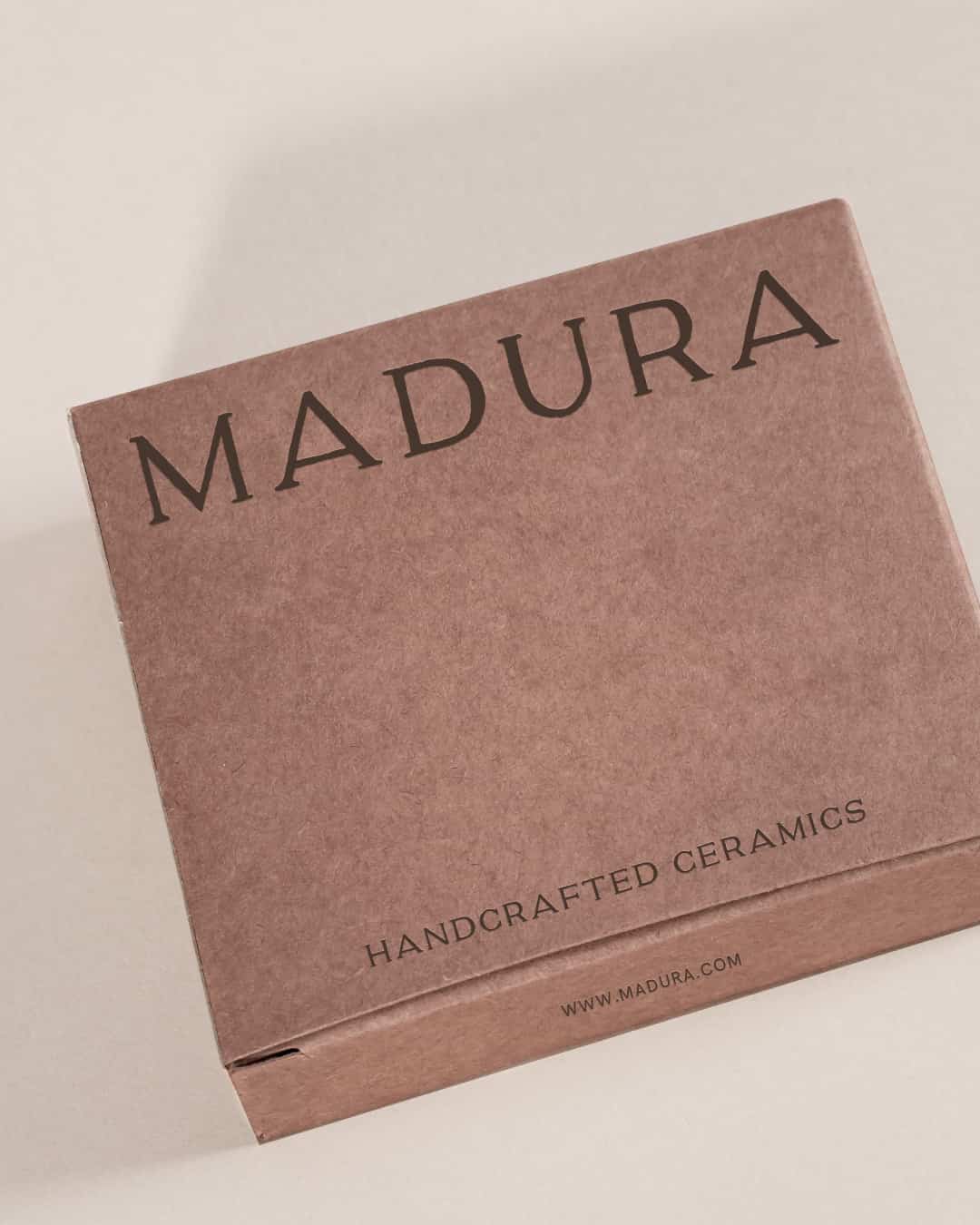 Madura kézműves kerámia logóval ellátott natúr csomagolódoboz