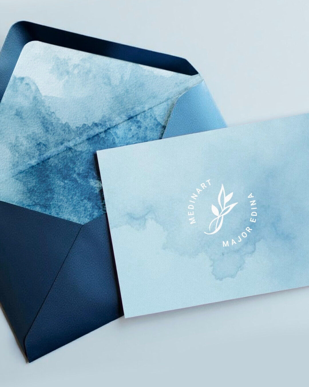 MedinArt boríték és levélpapír arculattervezés kék színvilágban