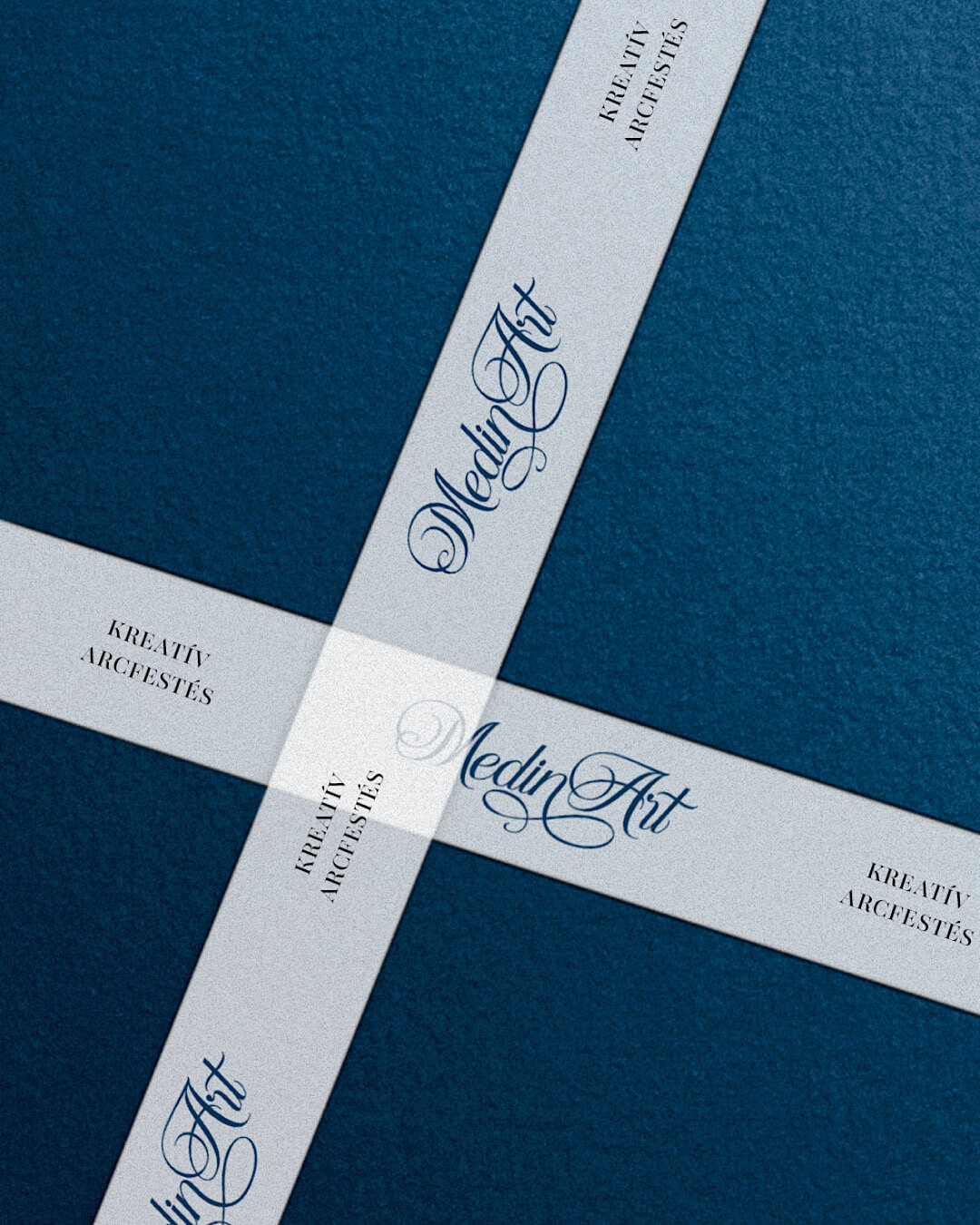 MedinArt logó és arculati elemek elegáns tipográfiával, kék színvilágban
