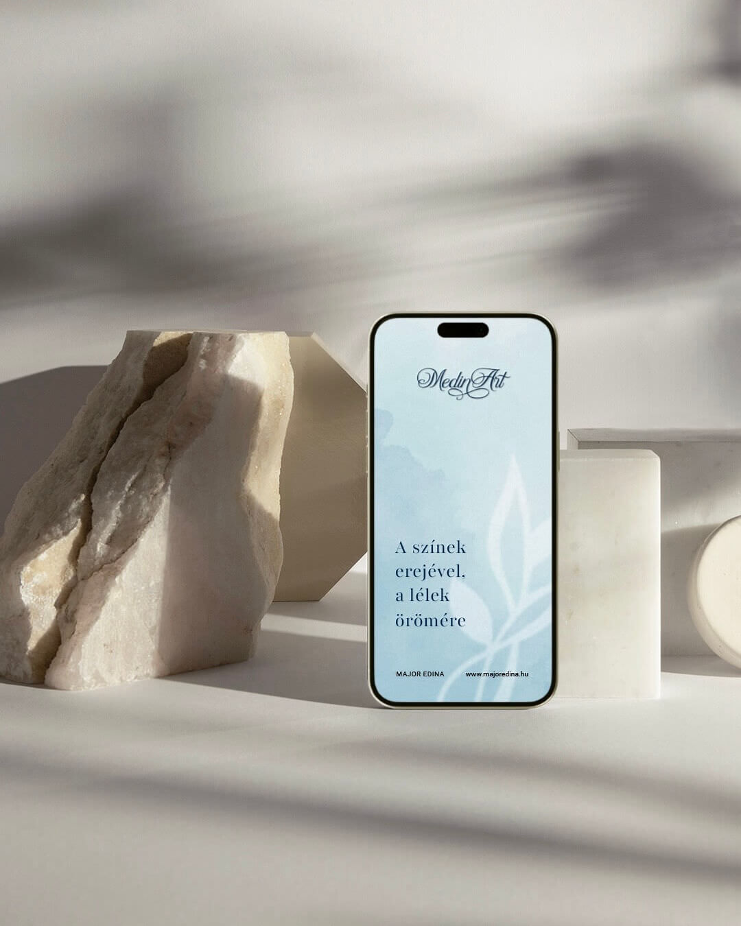 MedinArt weboldal mobil nézetben, arculathoz illesztett dizájnnal