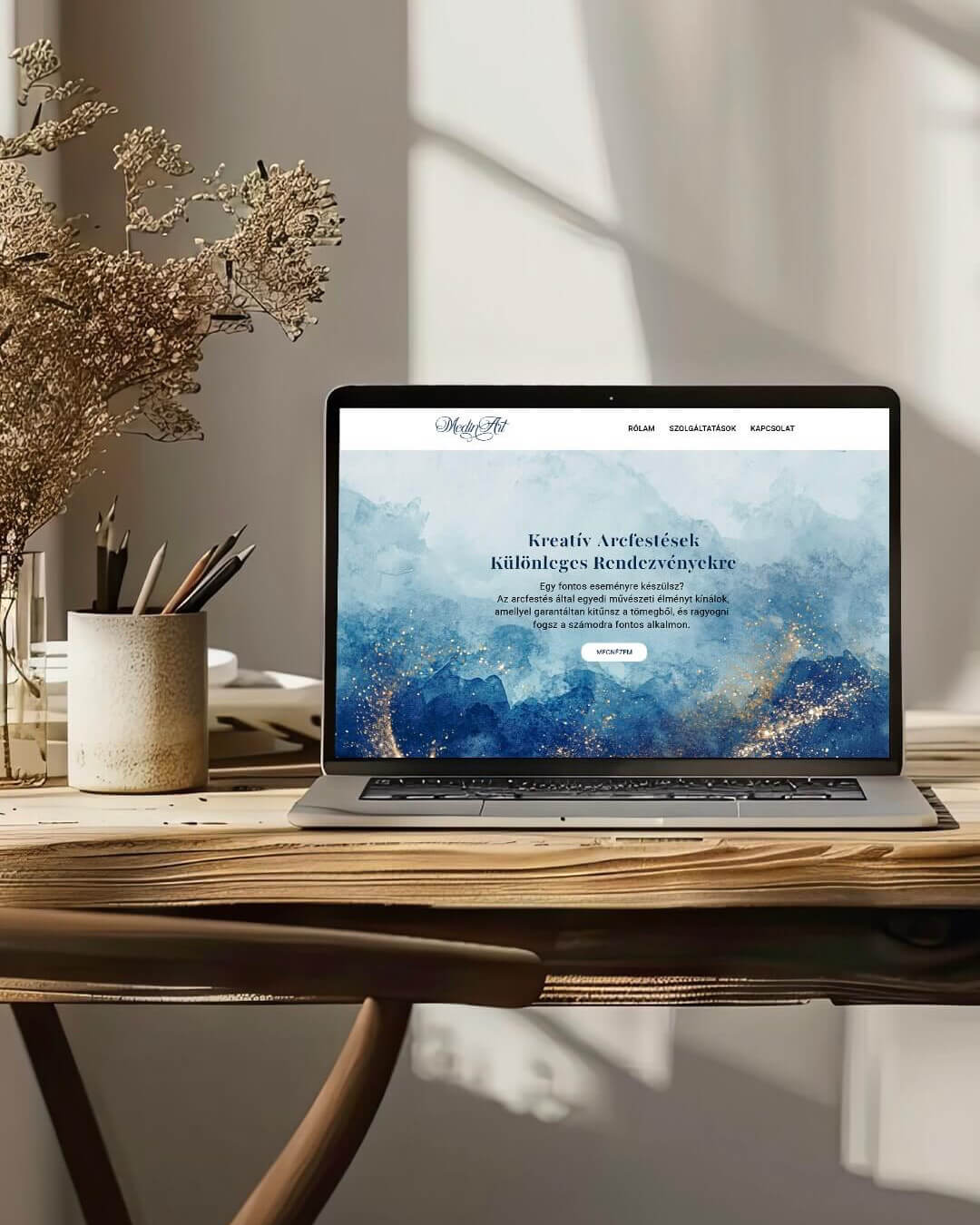 MedinArt weboldal laptop képernyőn, arculathoz illesztett webdesign