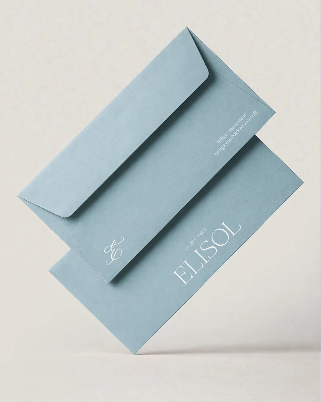 ELISOL feliratú világoskék boríték pilates stúdió márkaépítés projektben