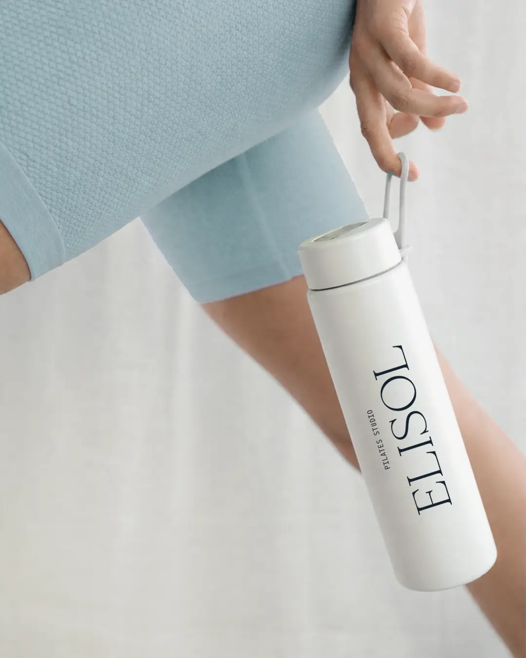 ELISOL feliratú fehér kulacs pilates stúdió márkaépítés projektben