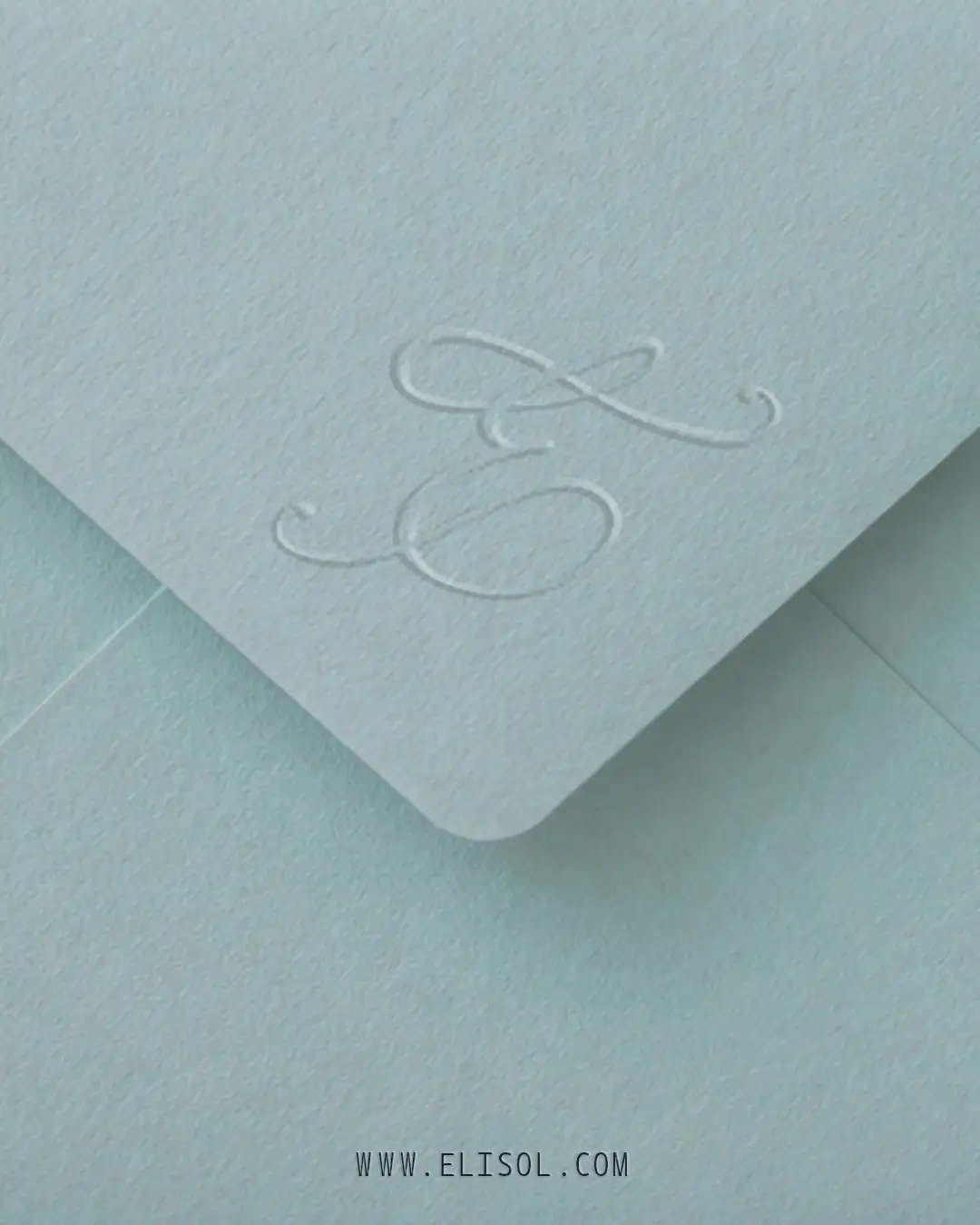 Minimalista papírfelületen dombornyomott EL monogram pilates stúdió márkaépítés projektben