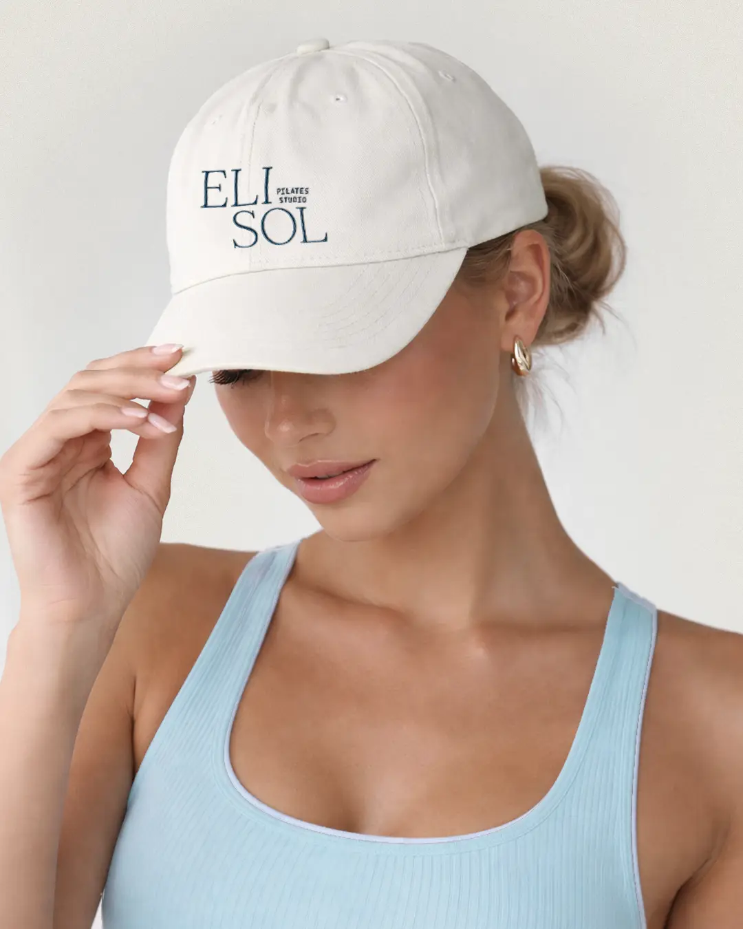 ELISOL pilates stúdió logóval hímzett sapka pilates stúdió márkaépítés projektben