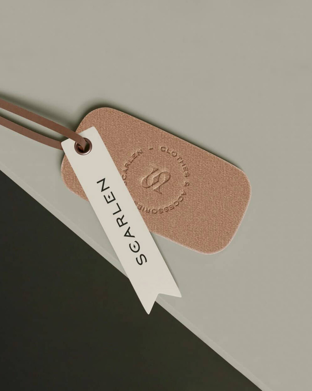 SCARLEN divatmárka prémium címketervezés dombornyomott logóval