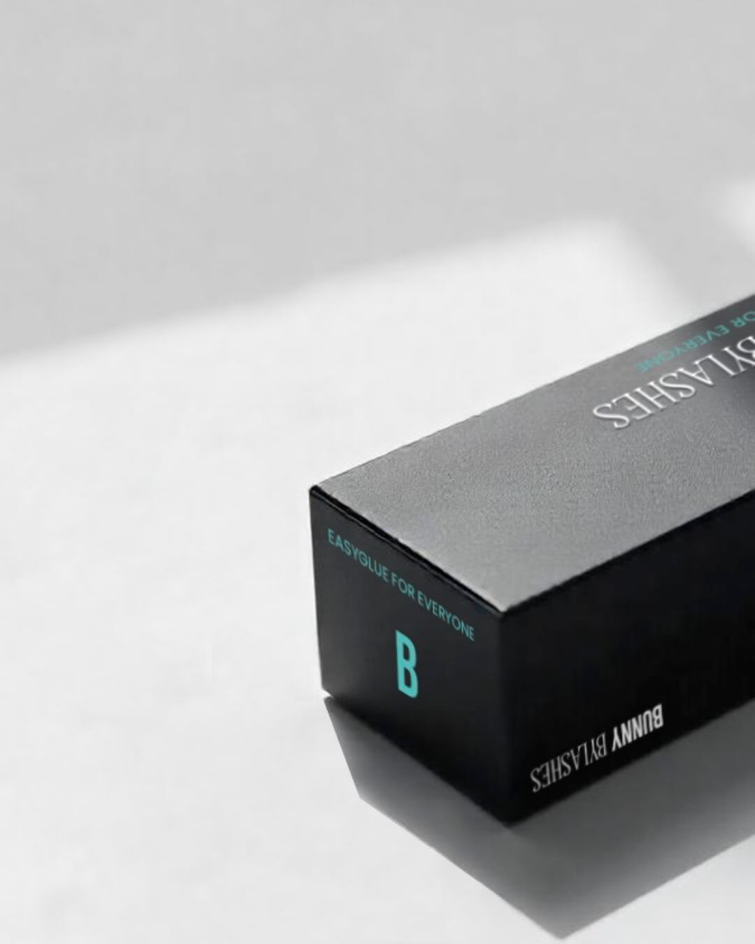 Minimalista fekete szempilla doboz türkiz részletekkel, Bunny By Lashes márka