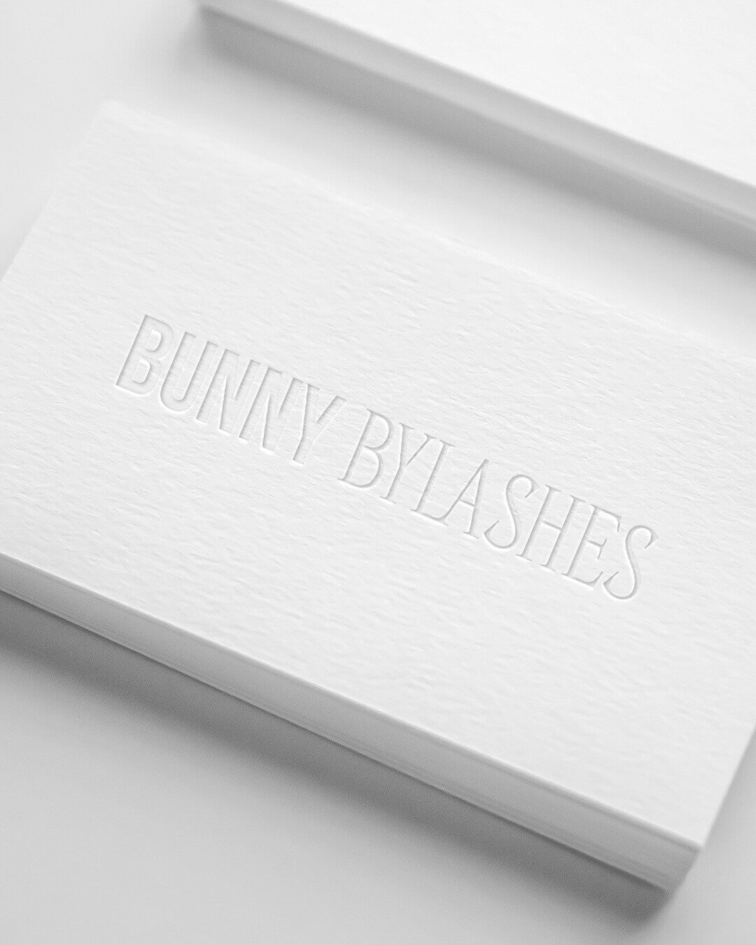 Modern tipográfiai logó szempilla stylist márkához, Bunny By Lashes