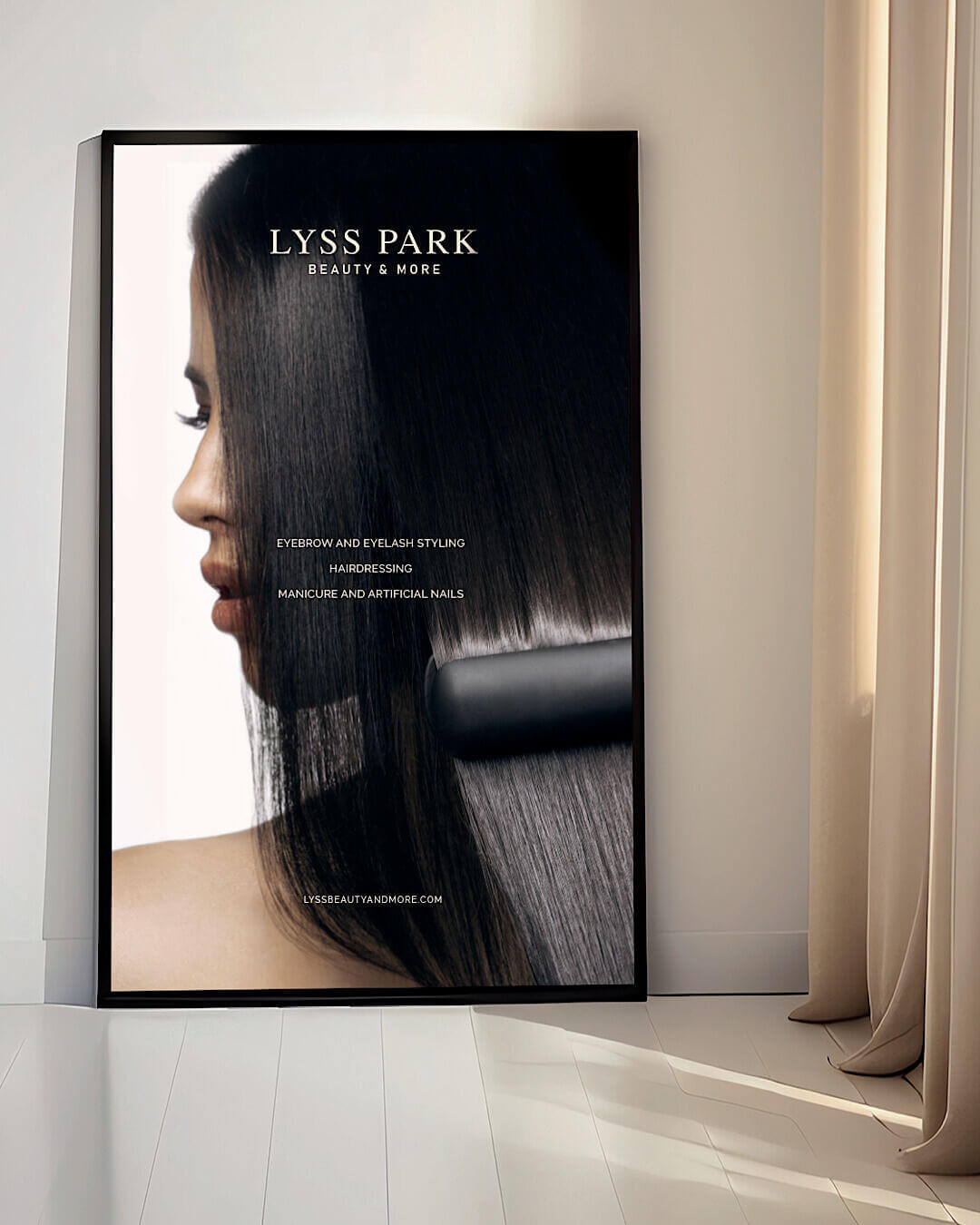 Elegáns szépségszalon plakát LYSS PARK logóval, fodrászat és kozmetika szolgáltatásokkal