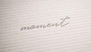 Minimalista tipográfia „moment” felirattal a storytelling és márkakommunikáció kontextusában