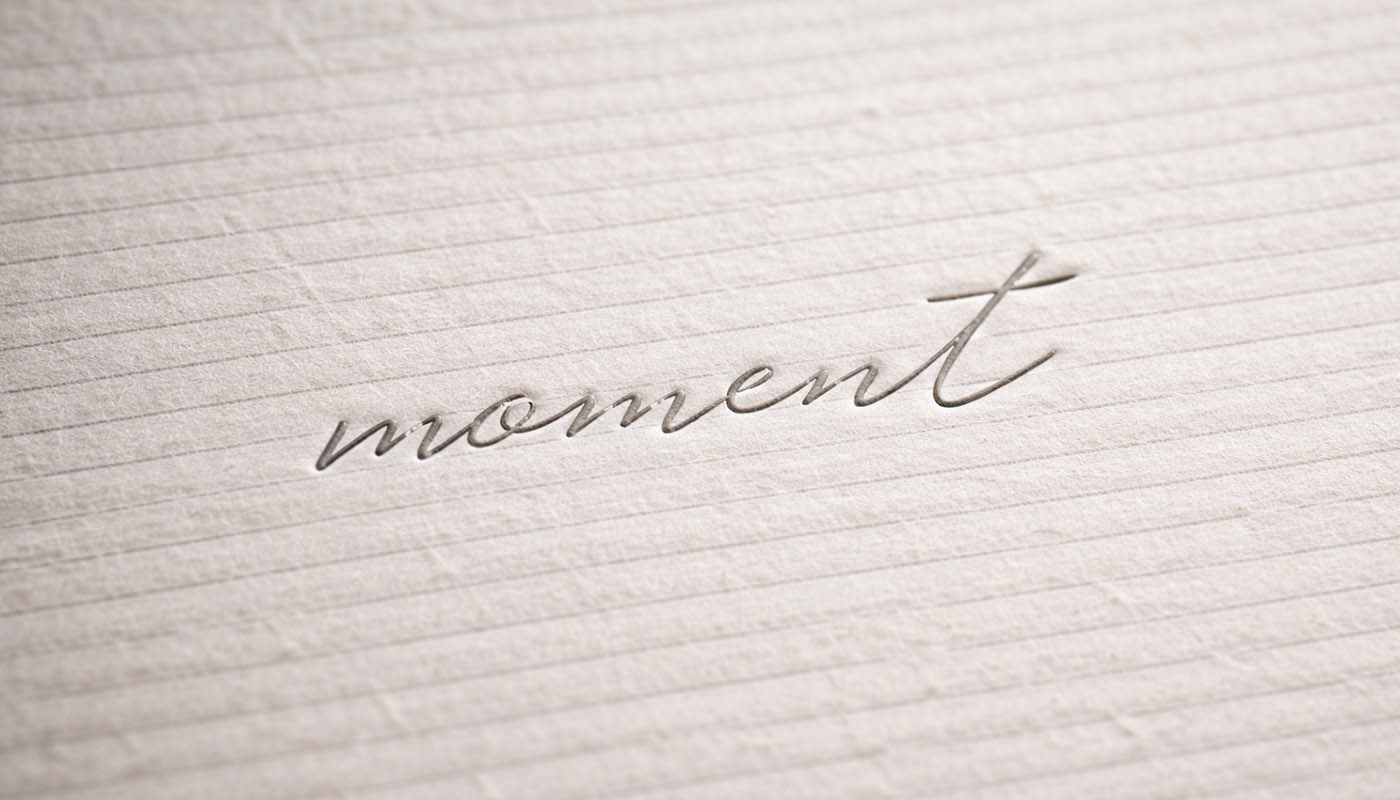 Minimalista tipográfia „moment” felirattal a storytelling és márkakommunikáció kontextusában