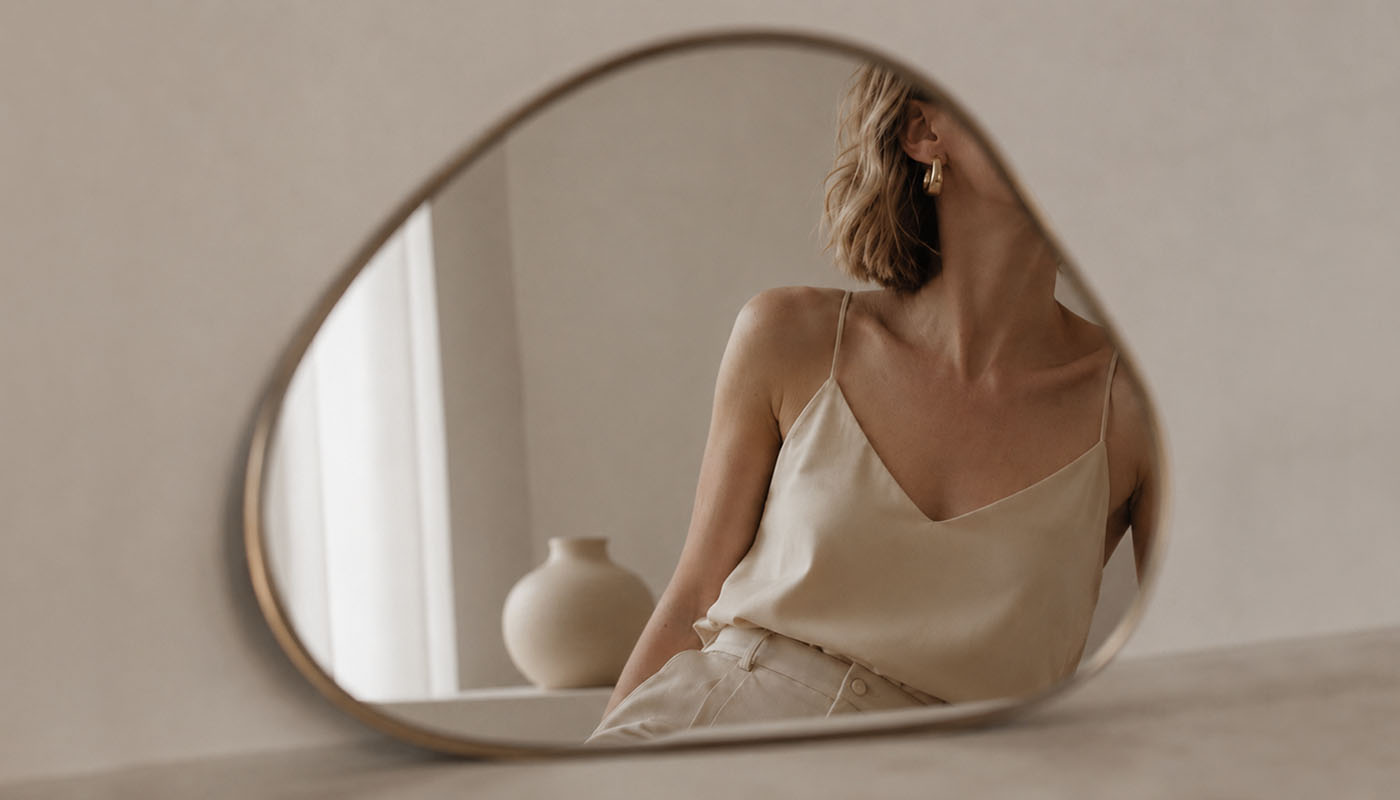 Lágy bézs enteriőrben tükörben fotózott nő prémium beauty és lifestyle hangulatban
